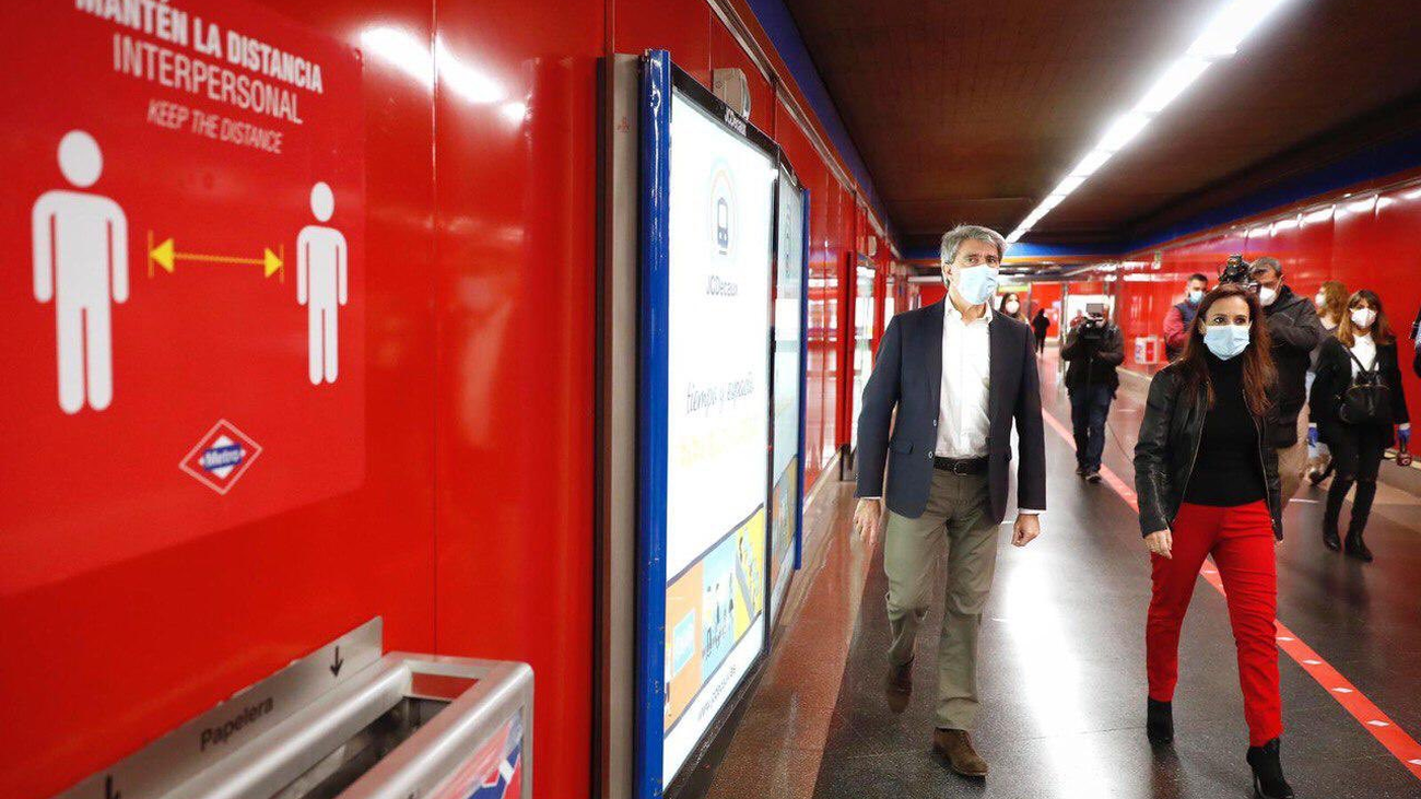 Metro de Madrid prepara la desescalada con señales en asientos, puertas y tornos