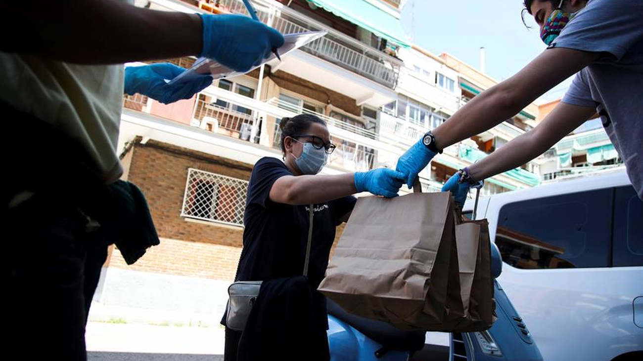Miles de familias de Madrid forman cada día colas en busca de una bolsa de comida