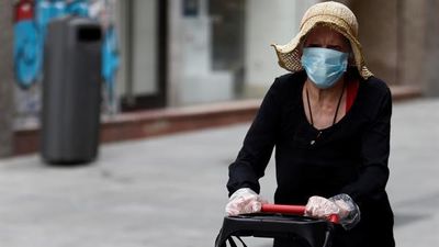 Simón propone las mascarillas quirúrgicas para la población porque "son más asequibles"