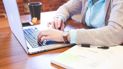 El teletrabajo en confinamiento suma dos horas más a la jornada laboral y la mayoría quiere abandonarlo