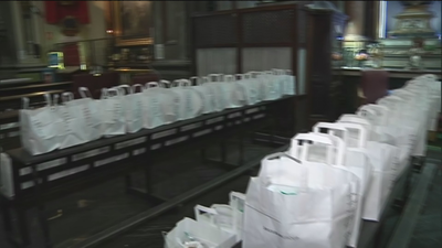 La ONG del Padre Ángel ofrece su tradicional cocido con más de 200 menús para los más desfavorecidos