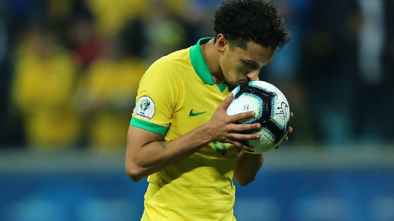 Jugador brasileño besando el balón