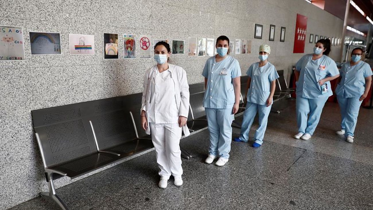El Hospital Universitario de Fuenlabrada ha instalado una exposición con los dibujos y algunas cartas de ánimo que estos días ha recibido de los alumnos del Colegio Francisco de Quevedo de Fuenlabrada.