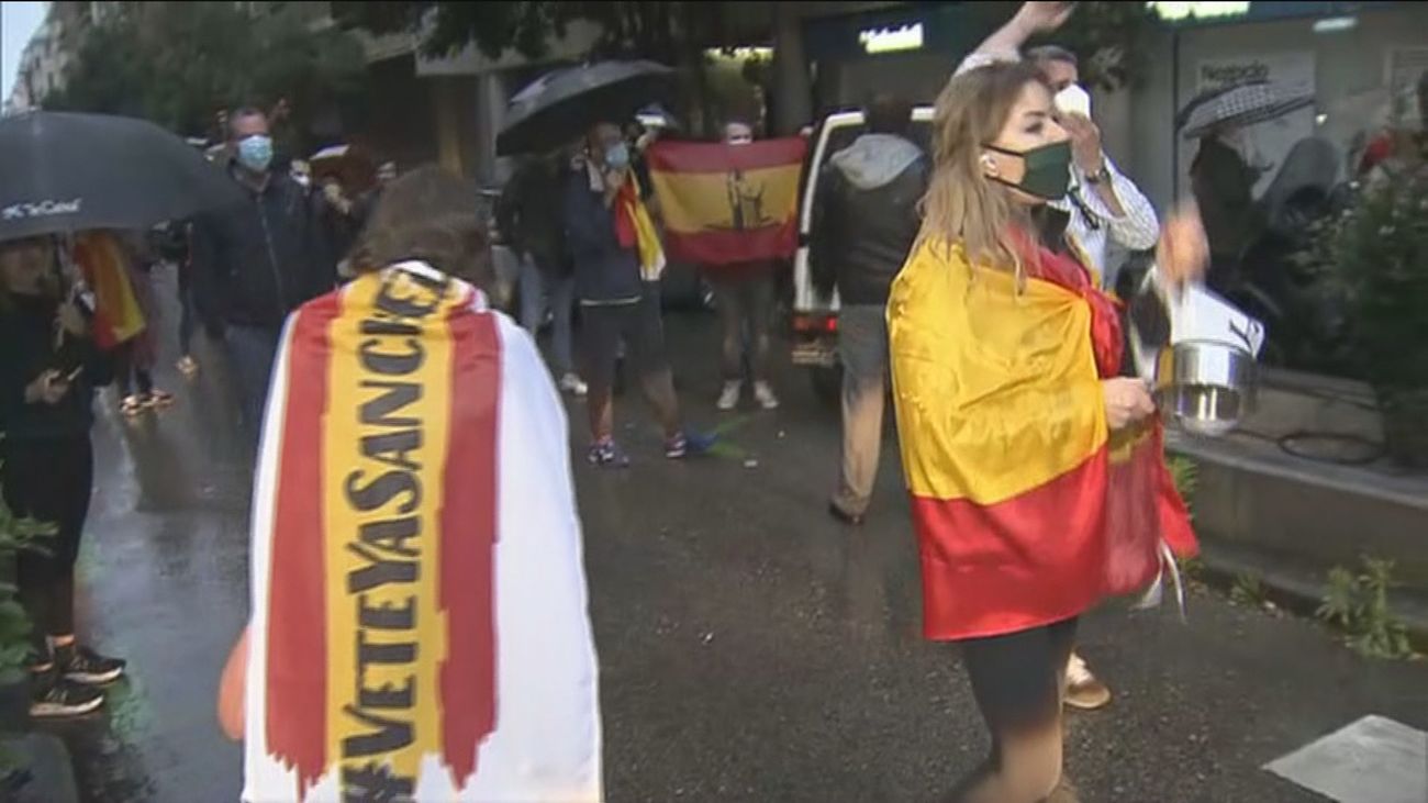 Protesta contra el estado de alarma en la calle Núñez de Balboa