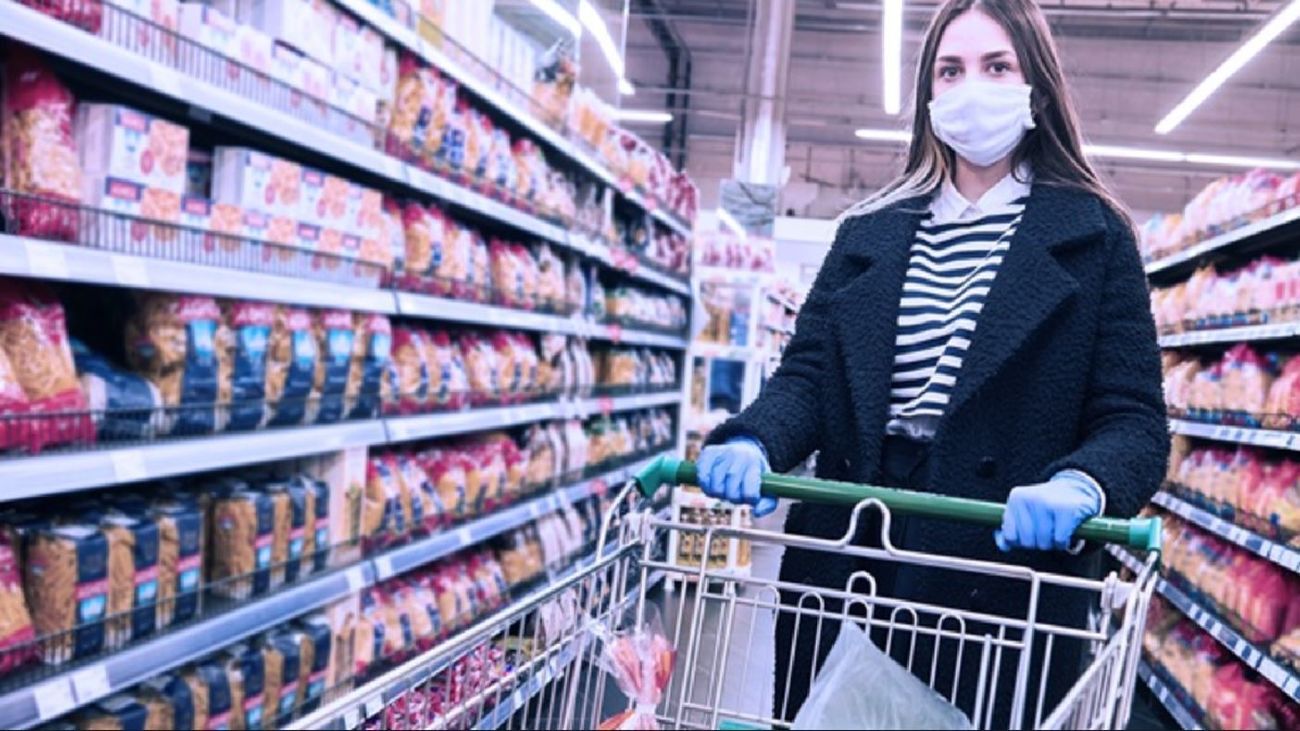Una mujer realiza la compra en un supermercado