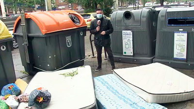 El misterio de los colchones abandonados en varias calles de Madrid