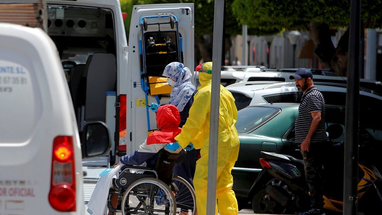 Varios trabajadores sanitarios trasladan a un enfermo a un hospital comarcal en Melilla