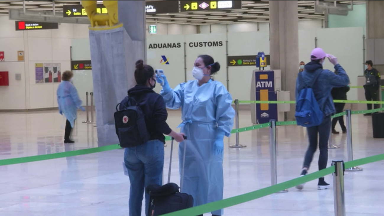 Llegan a Barajas los primeros viajeros que estarán en cuarentena