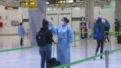 Llegan a Barajas los primeros viajeros que estarán en cuarentena