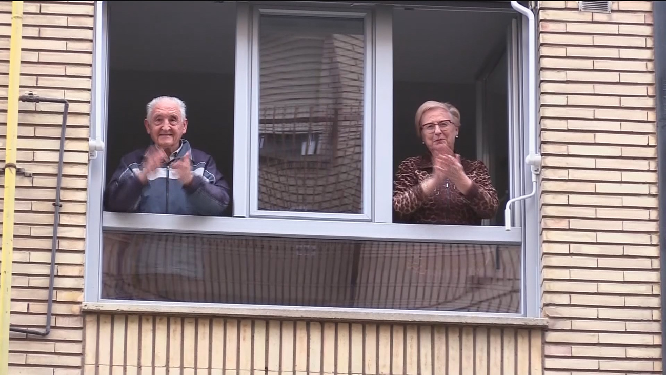 Una convocatoria en WhatsApp pide un último aplauso para los sanitarios este domingo