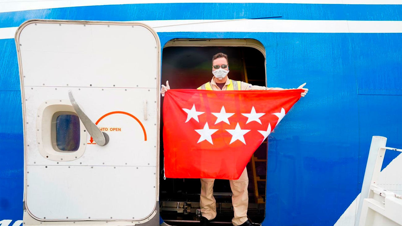 La Comunidad de Madrid recibe un avión con material de protección para sus sanitarios