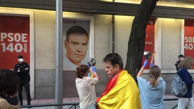 Nueva jornada de protestas frente a la sede del PSOE al grito de 'Sánchez dimisión'