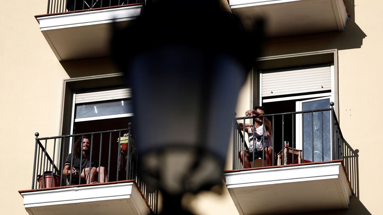 Los aplausos colectivos desde los balcones resisten pese a la desescalada