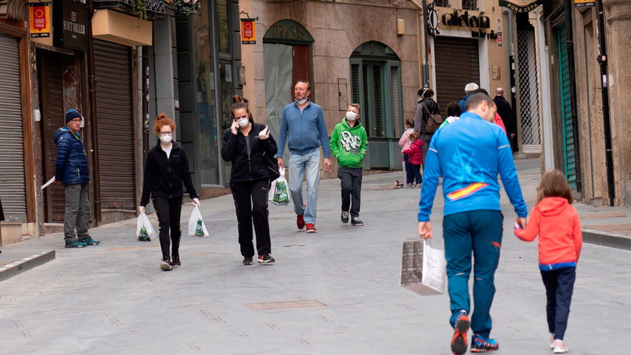 Varias personas caminan por una calle