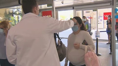 Control de temperatura y mascarillas en los accesos al hospital de Alcorcón