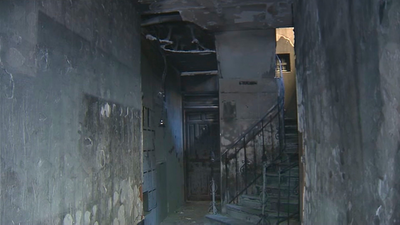 La escalera quemada por el incendio del Paseo de la Chopera sigue sin arreglarse un mes después