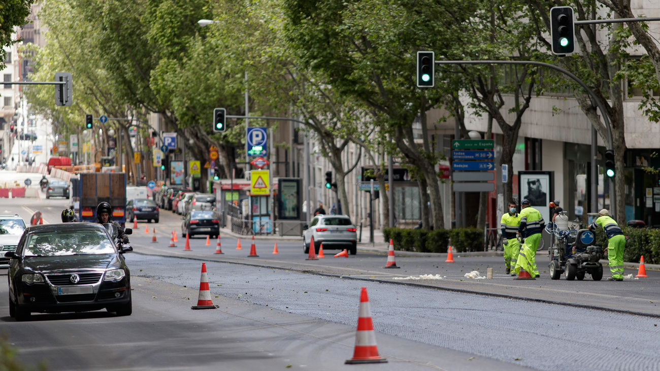 Varios operarios trabajan en el asfaltado de la Calle Princesa dentro de la Operación Asfalto llevada a cabo por el Ayuntamiento de Madrid, durante el día 45 del estado de alarma, en Madrid (España) a 28 de abril de 2020