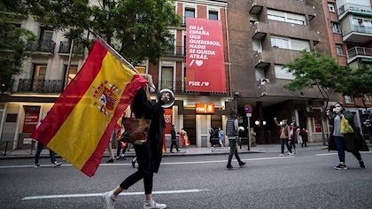 Protesta contra el Gobierno de Pedro Sánchez frente a la sede del PSOE en Ferraz