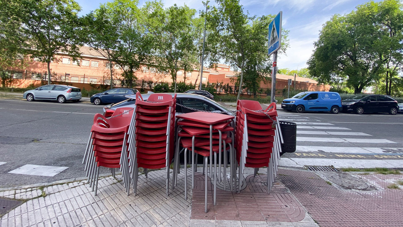 Sillas apiladas en una terraza cerrada de Alcorcón