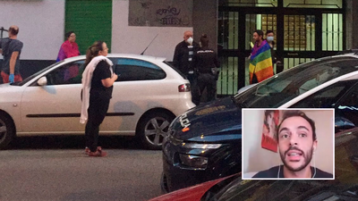 Insultado y amenazado durante una 'cacerolada' en Arganzuela por llevar una bandera LGTBI