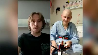 Modric felicita por sorpresa a un niño de la Fundación Juegaterapia