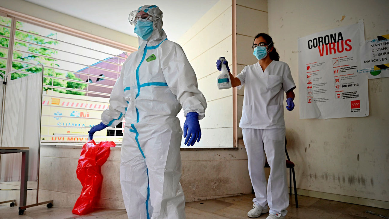 Una doctora se desinfecta tras pasar consulta en el centro de salud de El Torito de Moratalaz