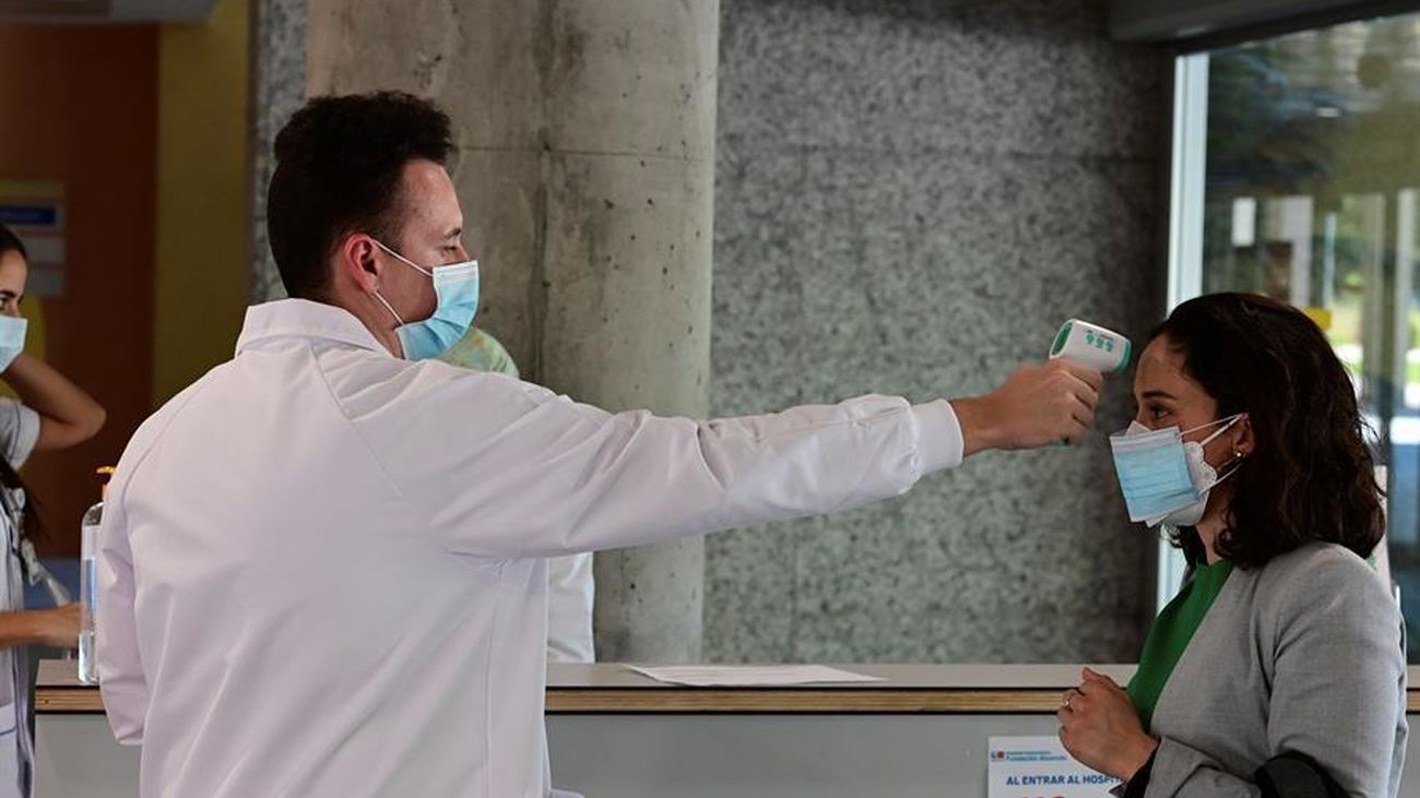 Toma de temperatura a la entrada de un hospital