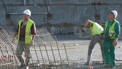 El Gobierno amplía seis meses los permisos de residencia y trabajo para inmigrantes de forma automática