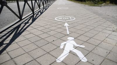 Boadilla limita a un solo sentido por acera para facilitar la distancia de seguridad