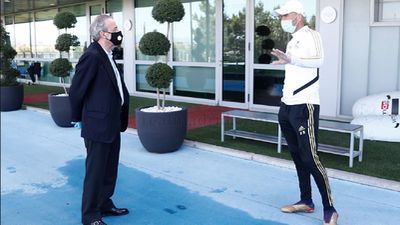 Florentino Pérez visita a las plantillas de fútbol y baloncesto