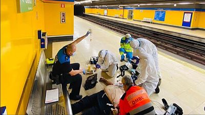 Dos policías de Coslada salvan a un hombre tras sufrir un infarto en la estación de Metro