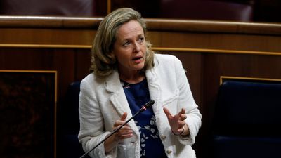 Calviño ve "absurdo y contraproducente" abrir el debate de derogar la reforma laboral