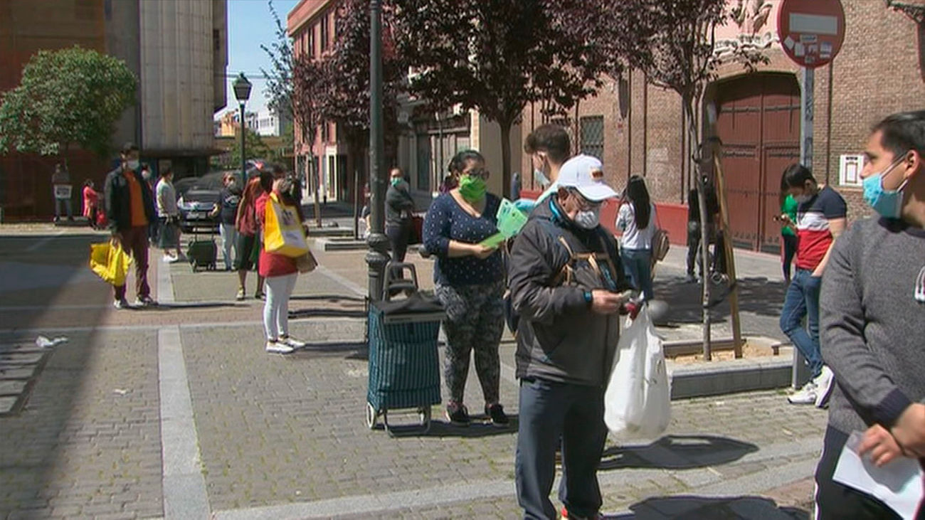 Madrid busca la fórmula para que el superávit del Ayuntamiento se destine a paliar las 'colas del hambre'