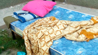 Montan un 'dormitorio' bajo una ventana en La Latina cerca de una zona de venta de droga