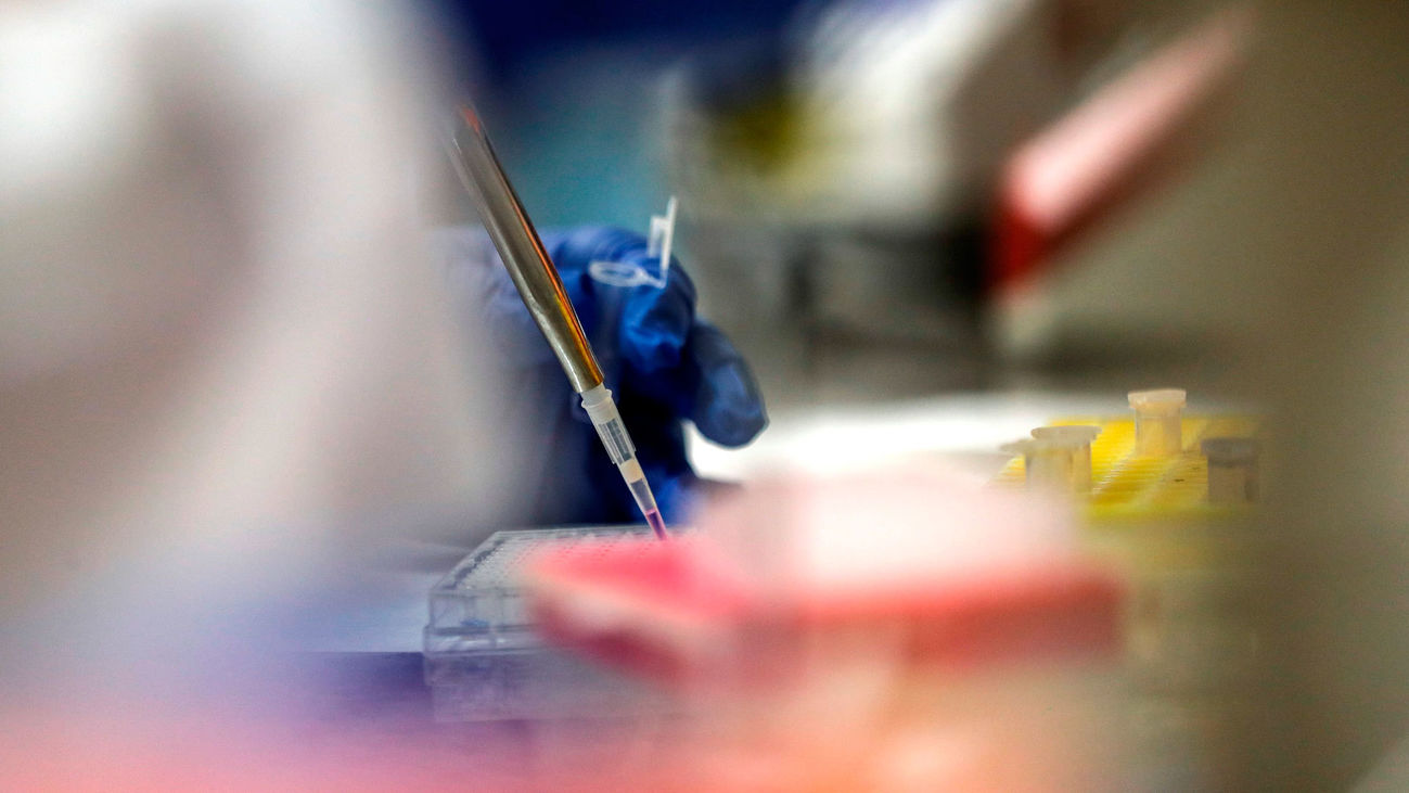 El primer ensayo de una vacuna contra el coronavirus descubre que es segura y genera respuesta inmune
