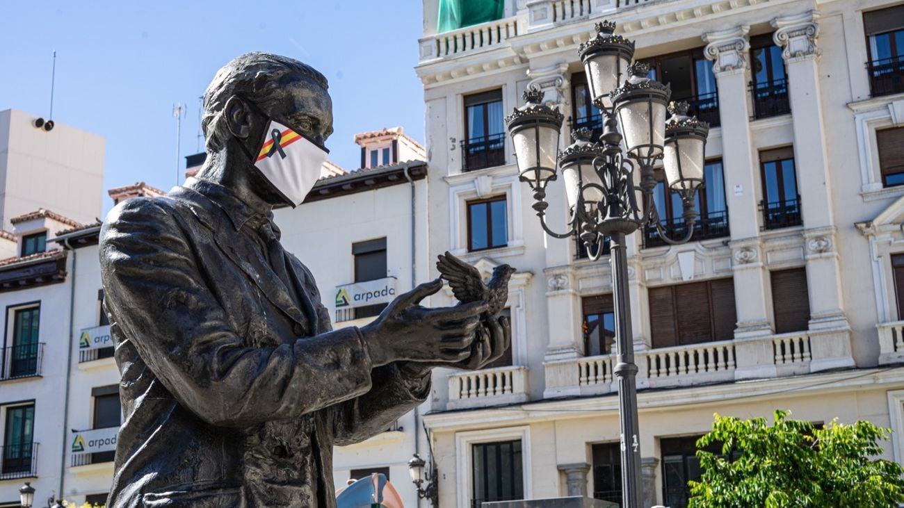 Estatuas de Madrid con mascarillas en homenaje a los sanitarios y policías