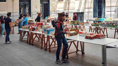 La solidaridad de los vecinos de Arganzuela llena en La Casa Encendida la despensa de los más necesitados
