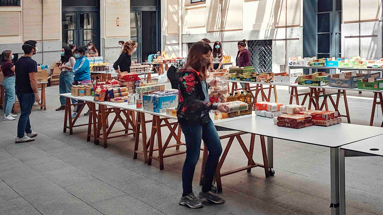 Voluntarios de Arganzuela organizan las cestas de comida para los más necesitados en La Casa Encendida