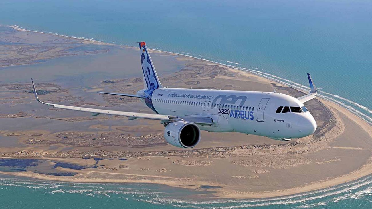 Se estrella un avión en Pakistán en una zona residencial con 107 personas a bordo