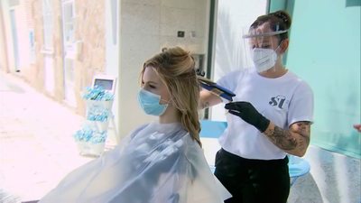 Extensiones y peinados al aire libre en un jardín de un salón de Quijorna