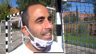 Sopuerta cambia el fútbol por repartir comida entre las familias de Alcorcón