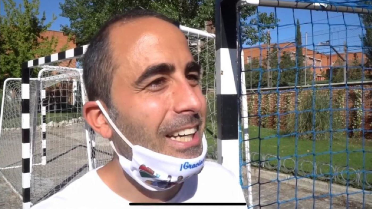 Sopuerta cambia el fútbol por repartir comida entre las familias de Alcorcón