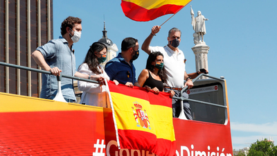 Miles de personas convocadas por Vox  marchan en coche en Madrid contra el Gobierno