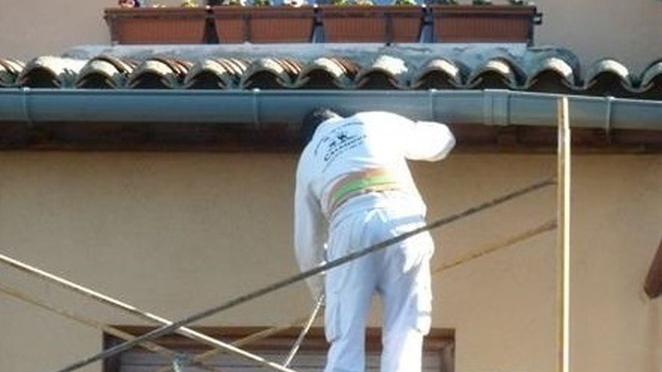 Un albañil en la reforma de una vivienda