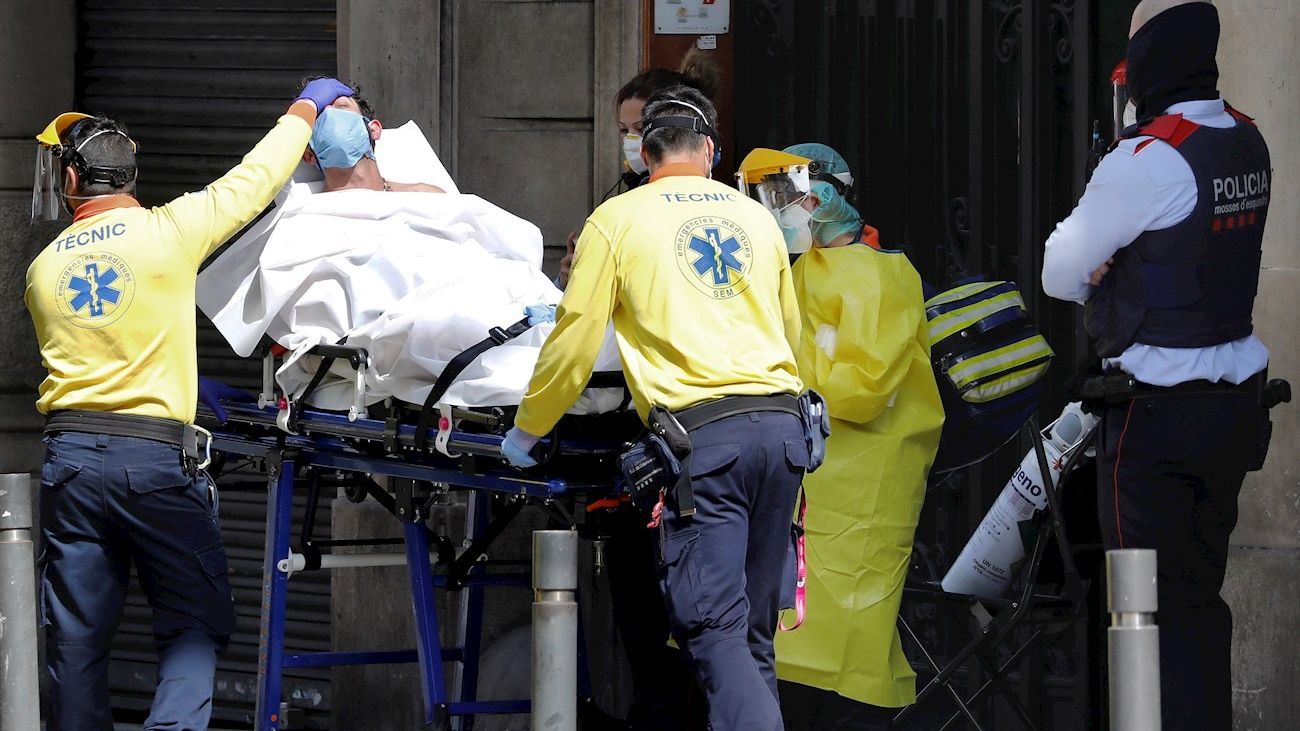 Un hombre es trasladado a un hospital con síntomas de covid-19