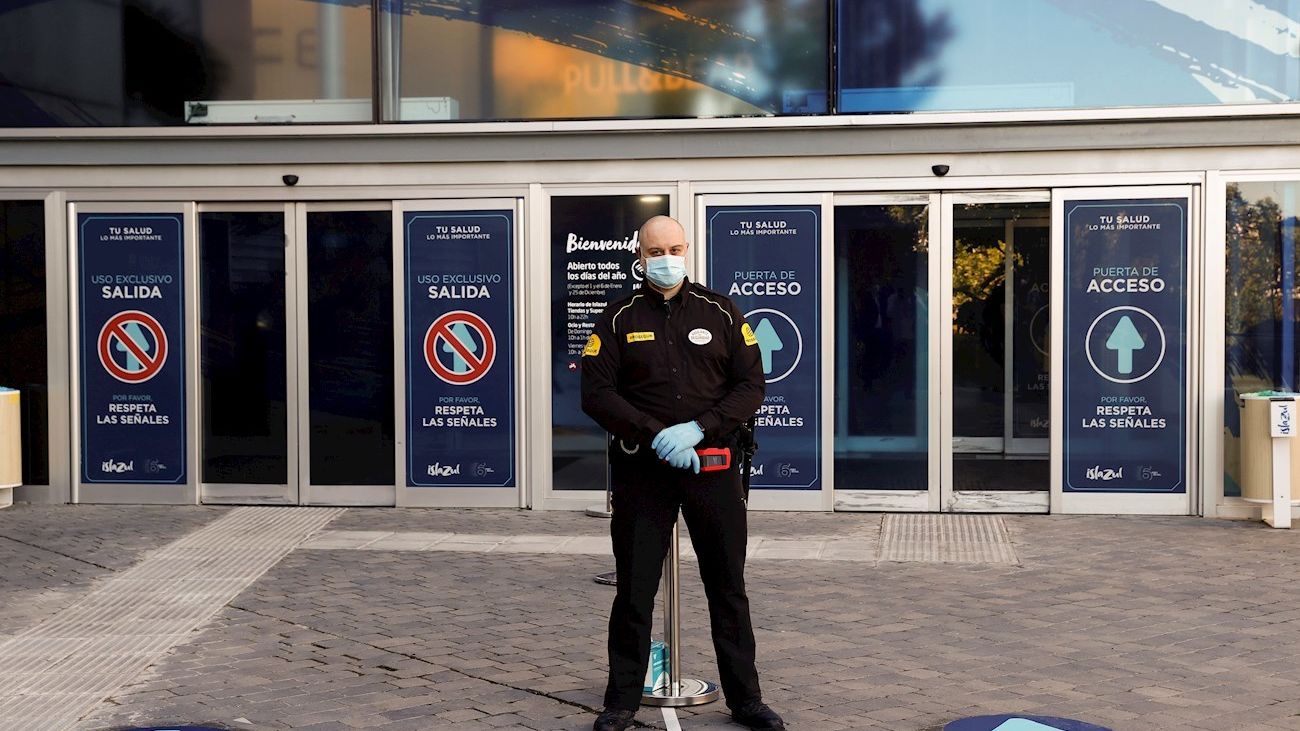 Entrada adaptada a la desescalada en un centro comercial