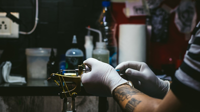 Los estudios de tatuaje reabren con grandes medidas de higiene
