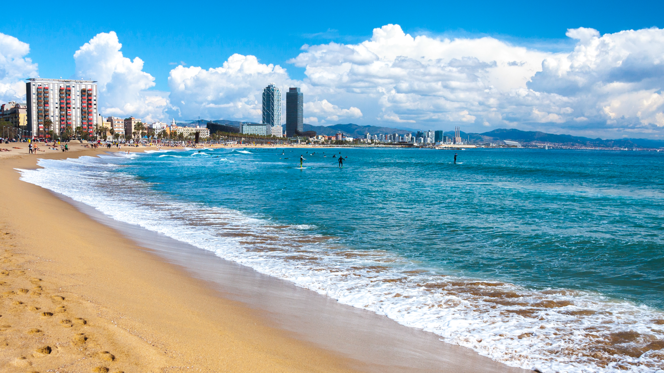 Barcelona prohibirá fumar en todas sus playas desde julio