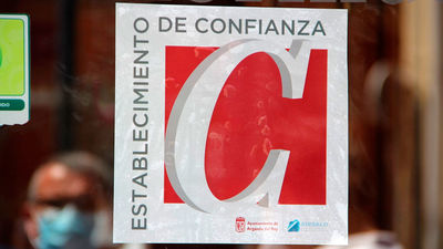 Arganda entrega 'sellos de confianza' a las tiendas que cumplan los planes de higiene y prevención