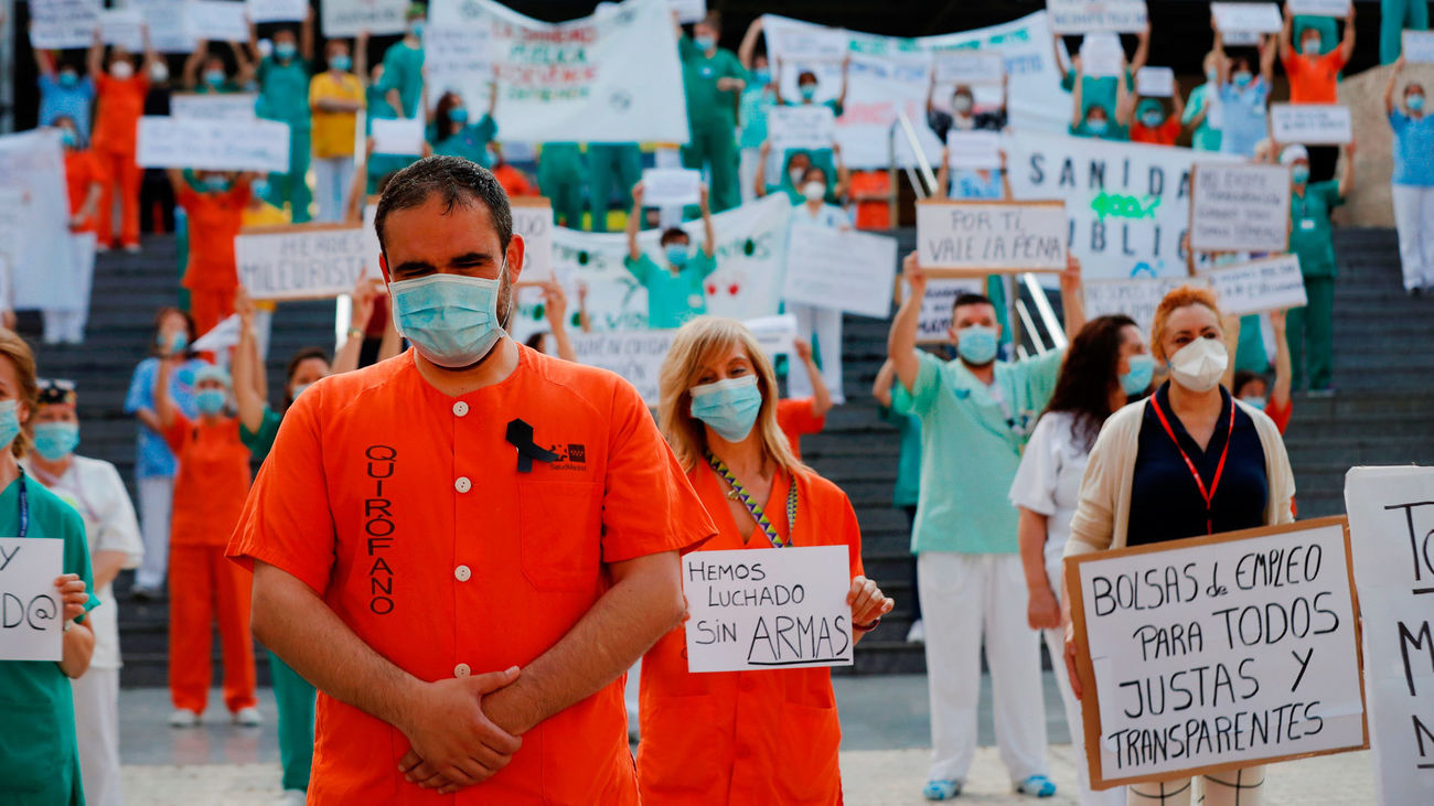 Miembros del personal sanitario del Hospital Gregorio Marañón participan en una concentración para exigir mejores condiciones laborales
